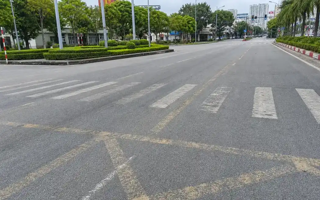 Vạch kẻ đường mờ, kém phản quang